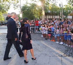 Sus Majestades los Reyes se dirigen a saludar a un grupo de niños que felicitaban a Doña Letizia por su 50 cumpleaños